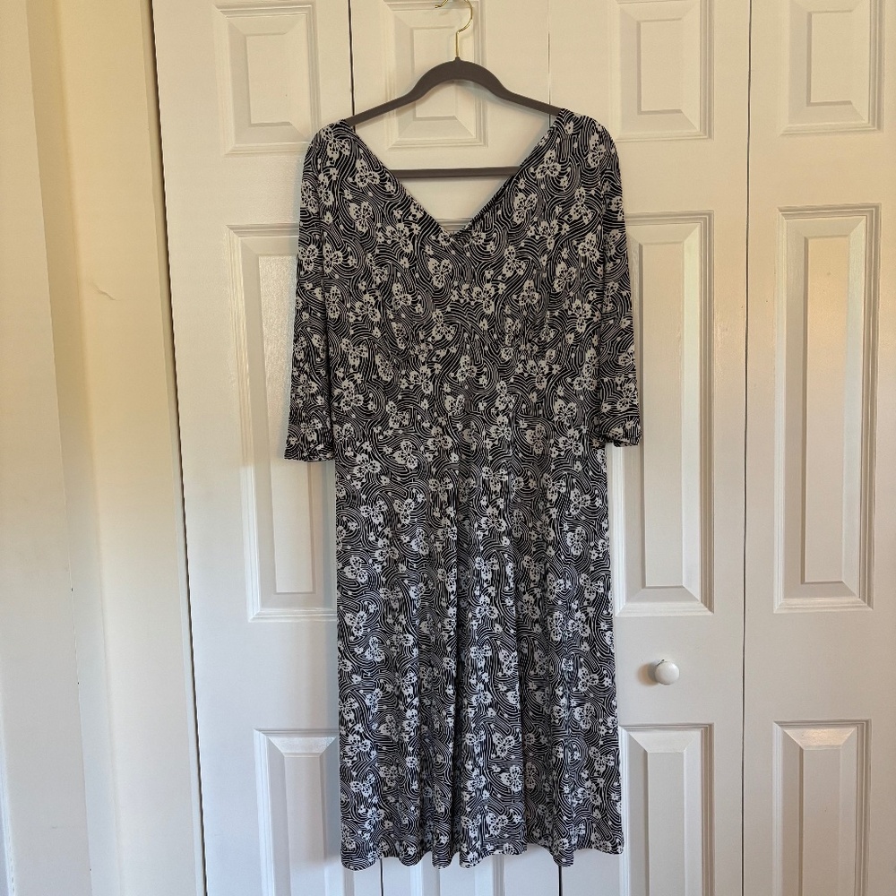 Spring/Summer Inc Dress Black & White print V neck elbow length sleeve size 2X